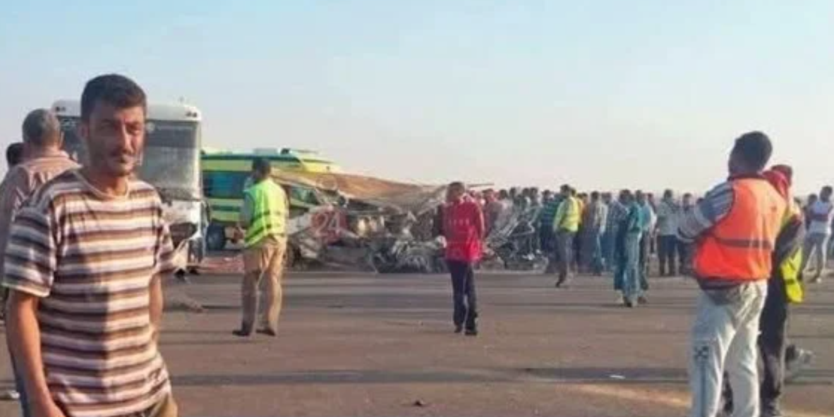 مصرع 7 أشخاص وإصابة 8 آخرين في حادث تصادم مروع بين ميني باص وميكروباص وتريلا بمطروح